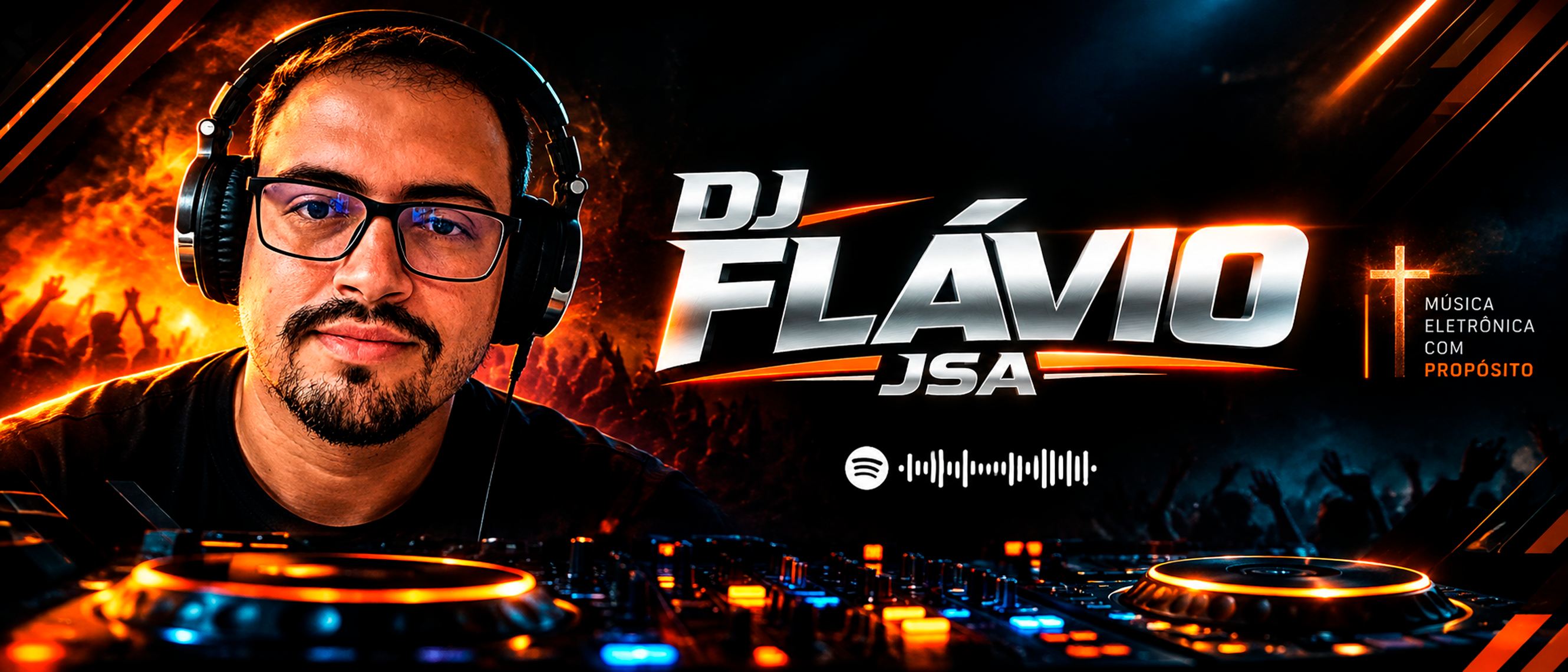 DJ Flávio JSA com fones de ouvido diante de uma mesa de som e público em celebração